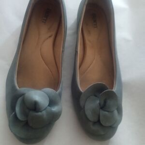 Born Women's Gray/Blue Flats with Floral Accent 10M
